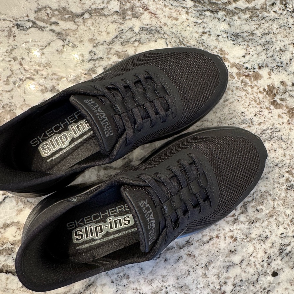 Sketchers slip on   Brand new  size 6